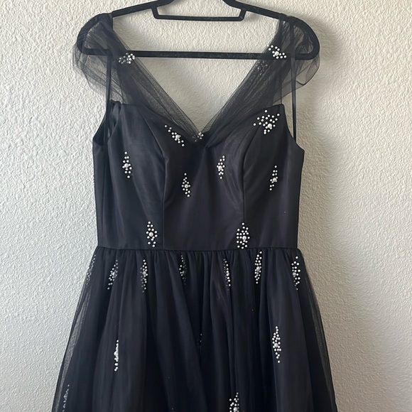 Mac Duggal Dresses & Skirts - Black midi cocktail dress